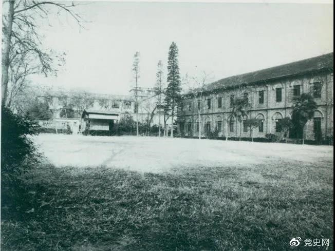 　　1927年3月18日，毛澤東出席在武昌舉行的河南武裝農(nóng)民代表大會，并作湖南農(nóng)運狀況報告。圖為大會會場——武昌農(nóng)講所大操場。