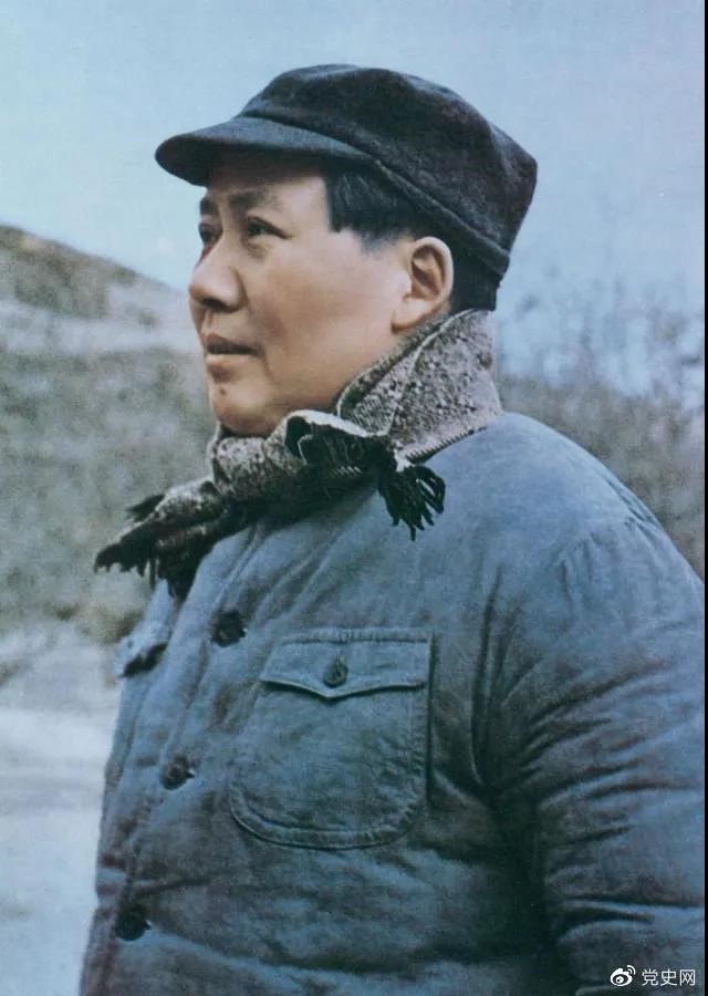 　　1947年3月18日，中共中央機關主動撤離延安。毛澤東和周恩來、任弼時等繼續(xù)留在陜北，指揮全國人民解放戰(zhàn)爭。這是轉(zhuǎn)戰(zhàn)陜北前夕的毛澤東。